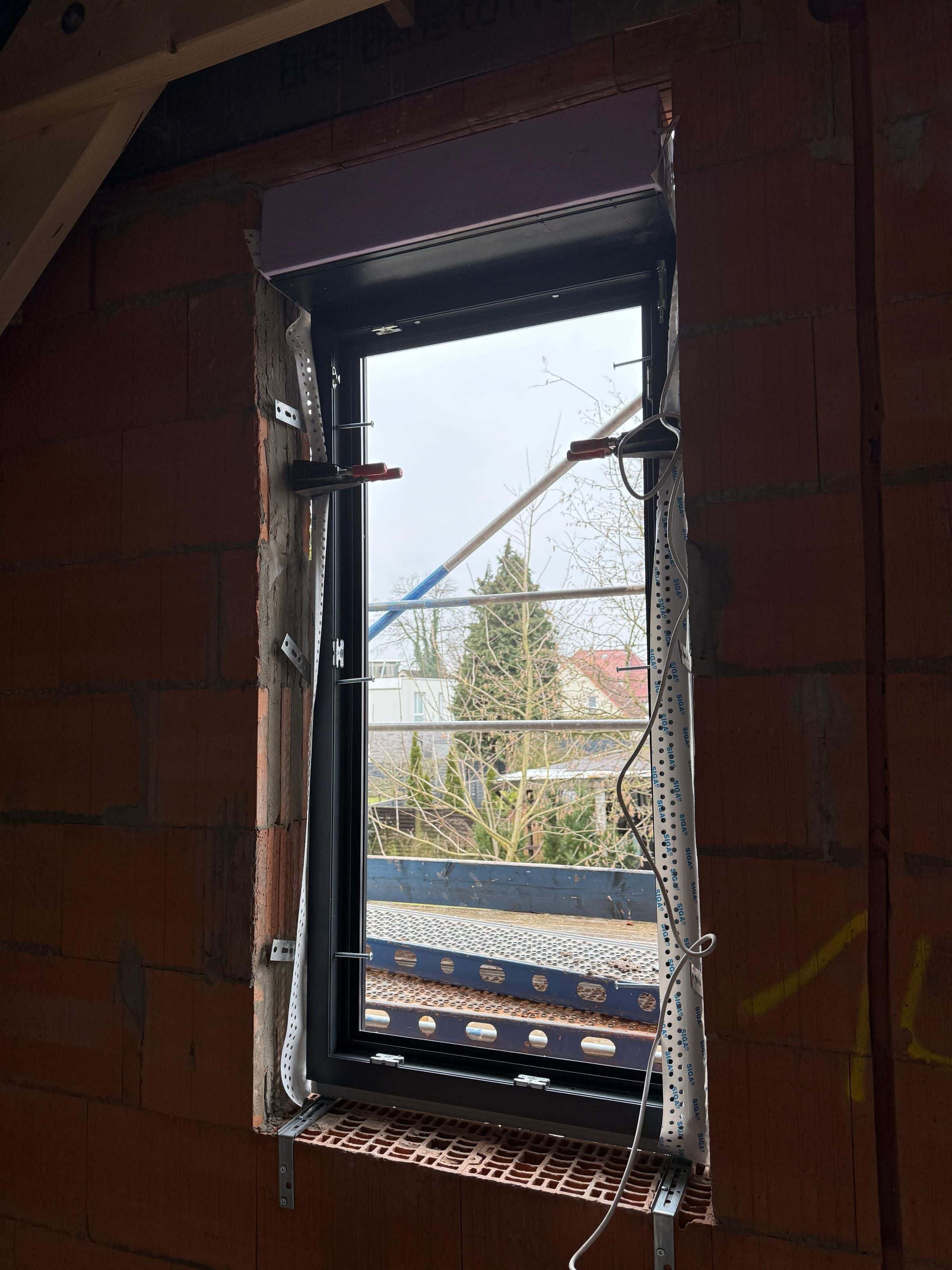 Eingebautes Fensterelement – Materialqualität sichtbar im Detail.
